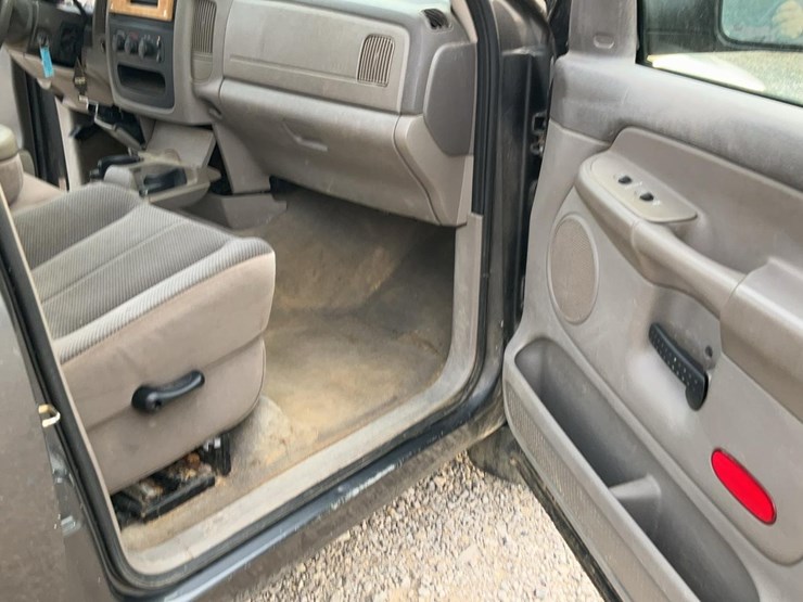 2004-dodge-2500-image-29