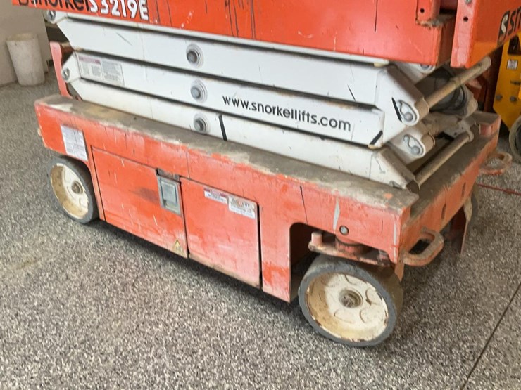 #423-•-2019-snorkel-19'-scissor-lift-image-12
