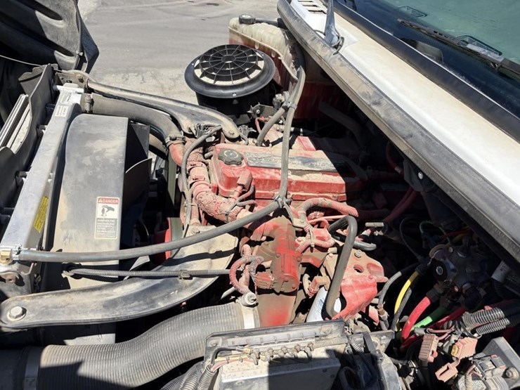 2012-freightliner-m2-106-image-7