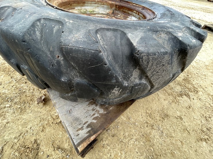 #7542-•-galaxy-brand-telehandler-tire-on-rim-image-15