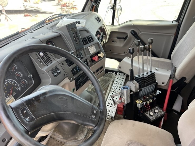 2007-sterling-l9500-image-41