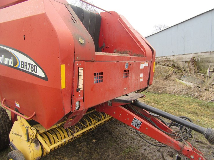 new-holland-br780-image-24