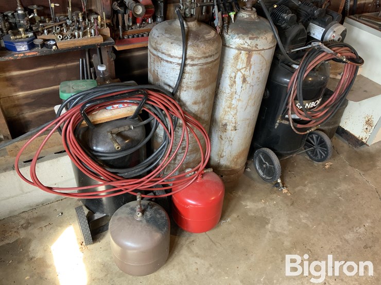 sanborn-30-gal-air-compressor-w/accessories-image-4