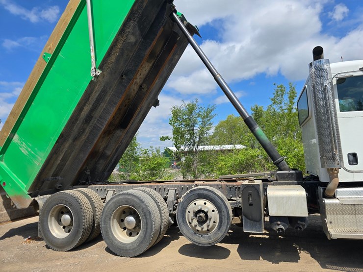 2017-peterbilt-348-image-62