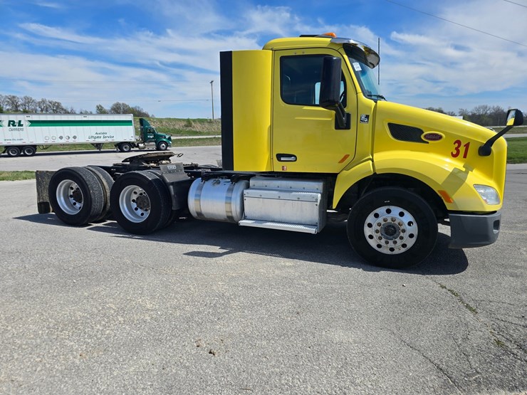 2017-peterbilt-579-image-17