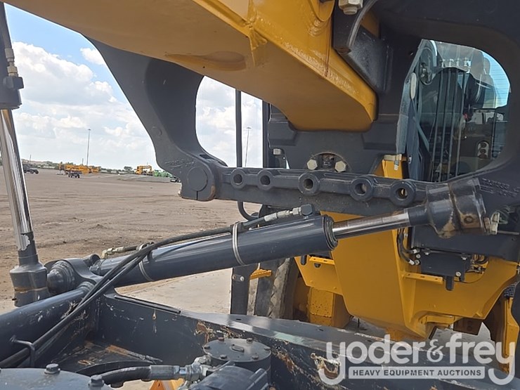 2019-deere-670g-image-35