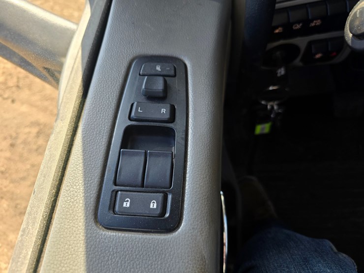 2019-peterbilt-567-image-75