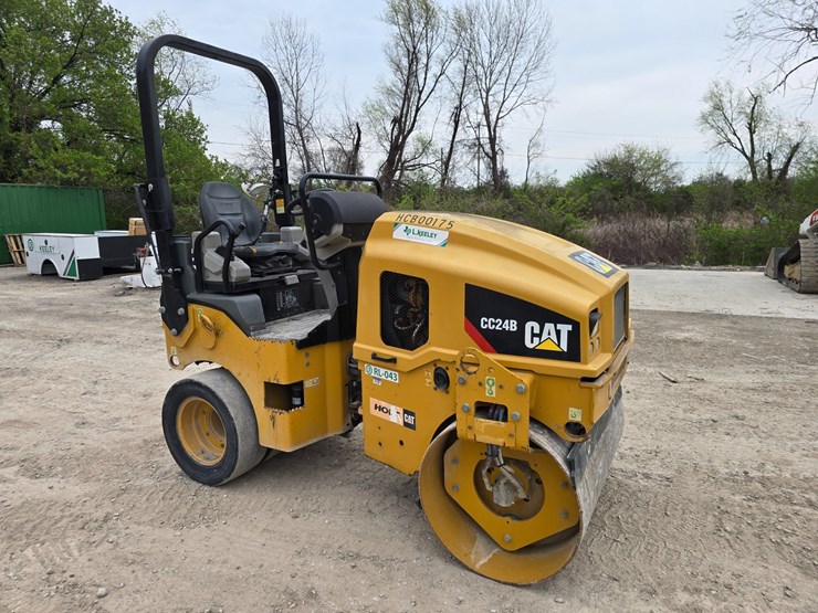 2018-caterpillar-cc24b-image-15