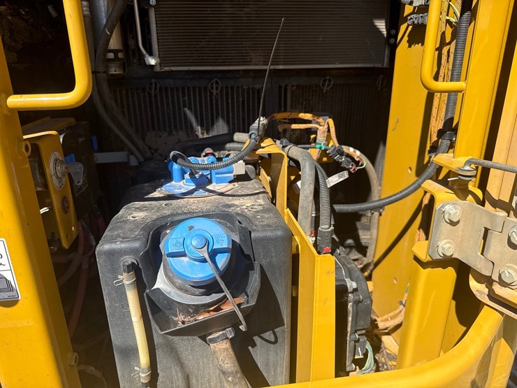 caterpillar-325-image-55