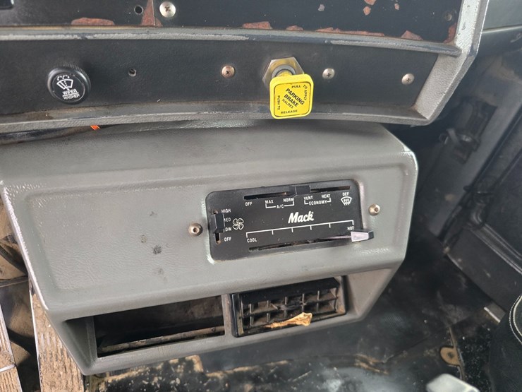 2003-mack-rd688s-image-94