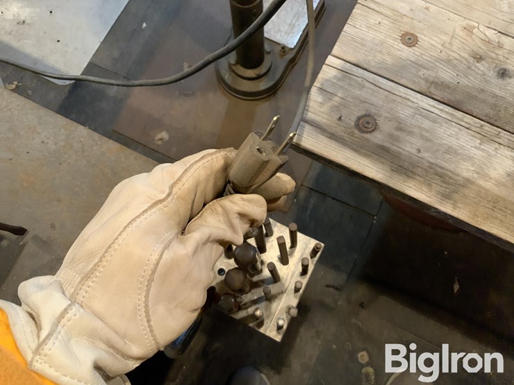 16-speed-drill-press-image-11