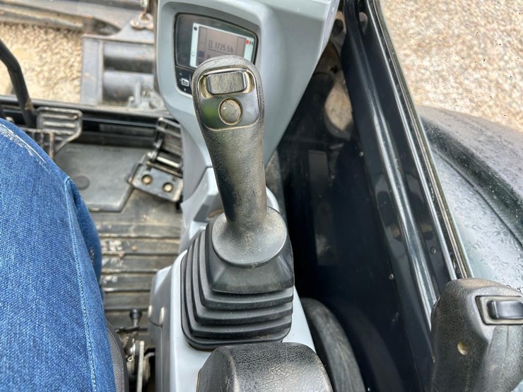 2016-kubota-kx040-4-image-21