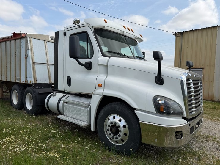 #45283-•-2016-freightliner-cascadia-daycab-truck-tractor-vin:-3akjgedv9gsgy4090-image-2