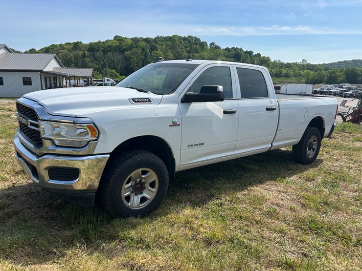 2020-dodge-3500-image-2