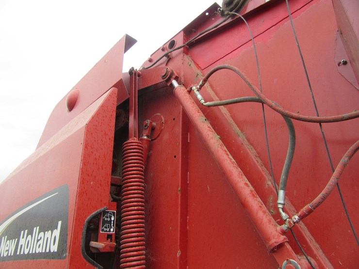 new-holland-br780-image-13