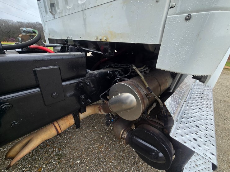 2012-freightliner-m2-106-image-98