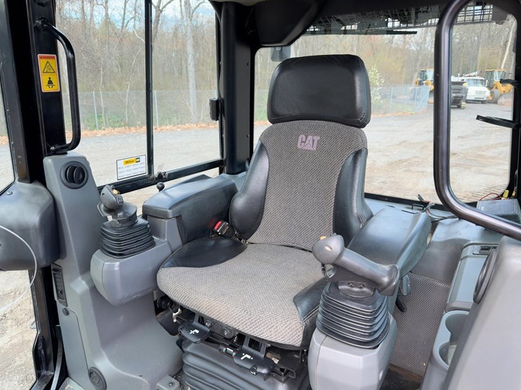 2016-caterpillar-d6k2-xl-image-32