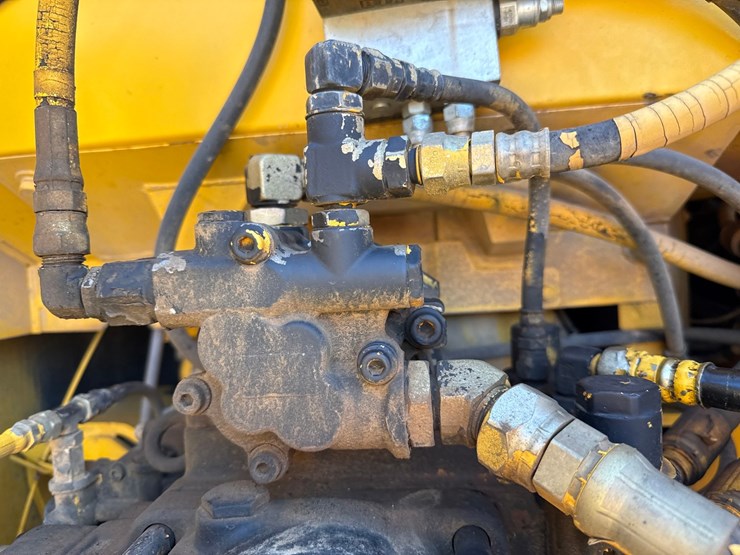 new-holland-eh160-image-40