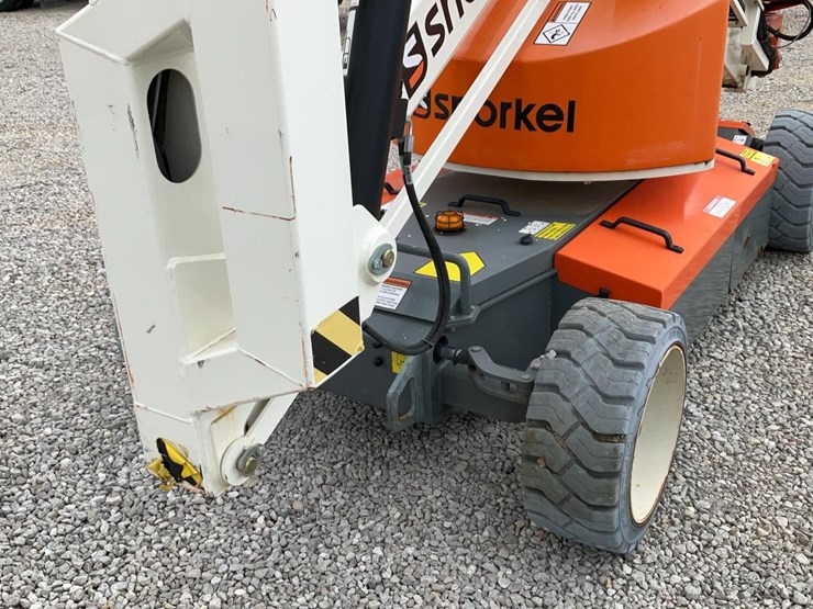 #310-•-2019-snorkel-38'-articulating-lift-image-22
