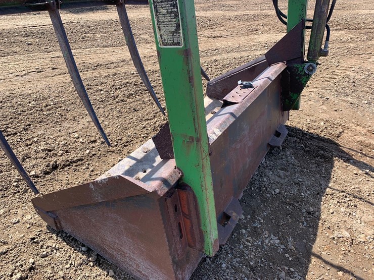 skid-steer-bucket-with-grapple-image-7