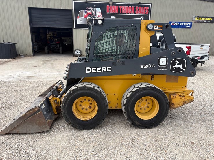 deere-320g-image-2