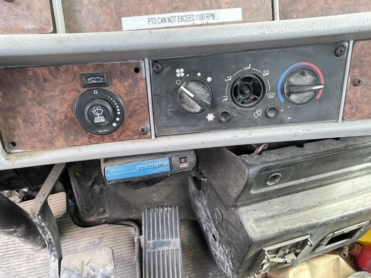 2004-kenworth-t300-image-31