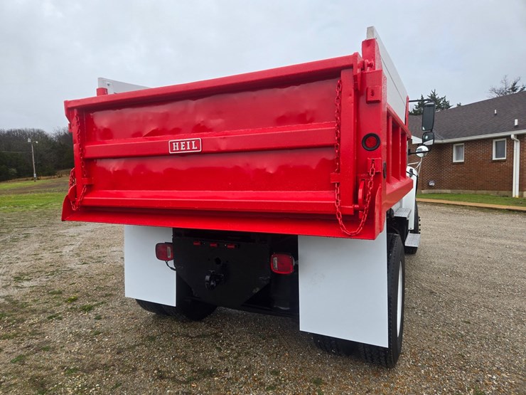 2012-freightliner-m2-106-image-14