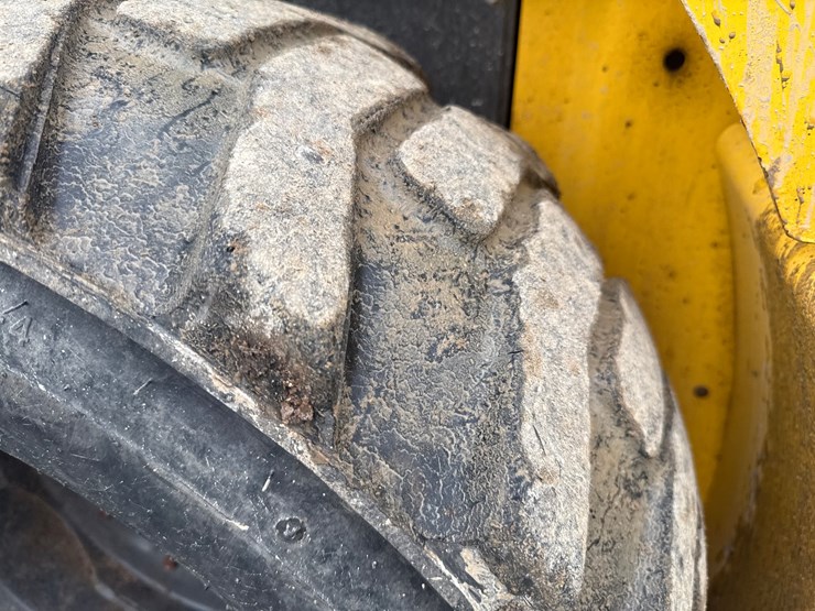 new-holland-l320-image-40