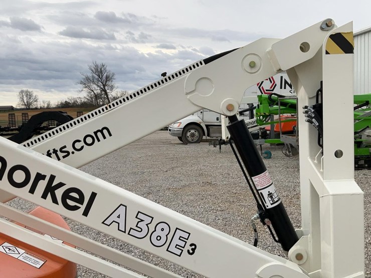 #310-•-2019-snorkel-38'-articulating-lift-image-20