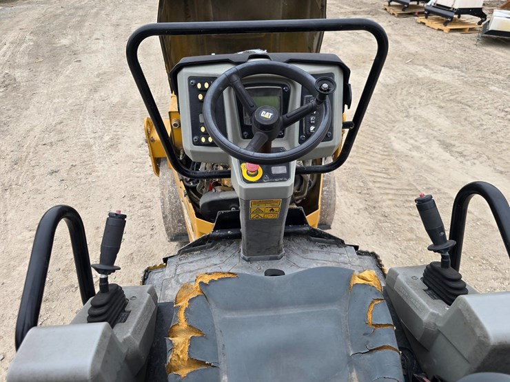 2018-caterpillar-cc24b-image-37