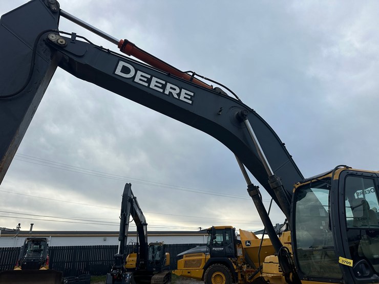 2013-deere-350g-lc-image-28