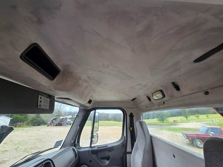 2012-freightliner-m2-106-image-71