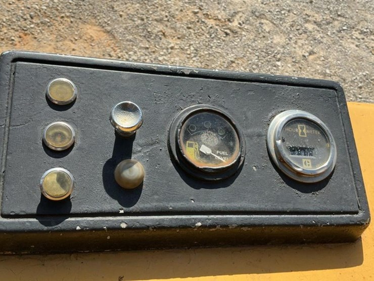 1976-caterpillar-v80c-image-19