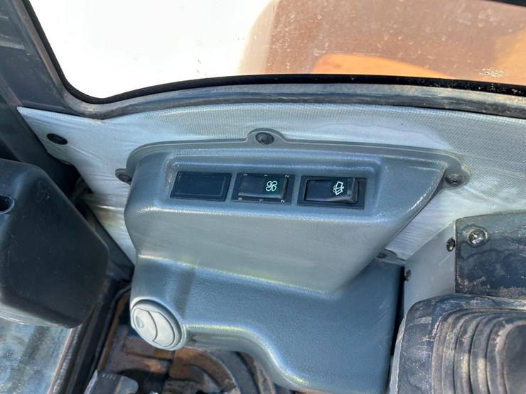 2023-case-cx37c-image-25