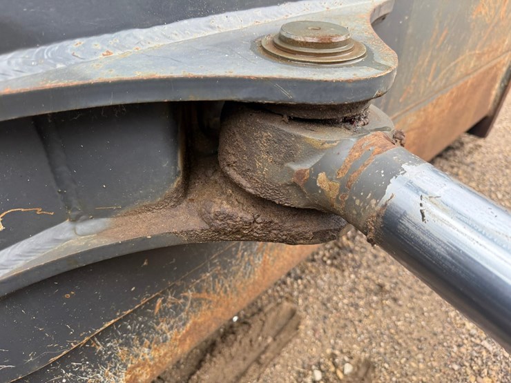 2016-case-1650m-image-12