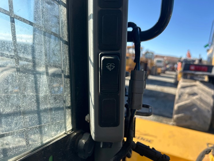 new-holland-l216-image-53