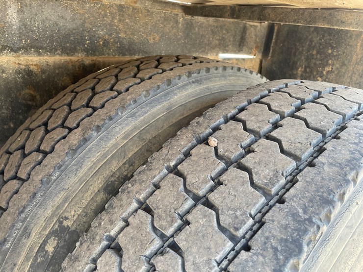 1995-peterbilt-330-image-22