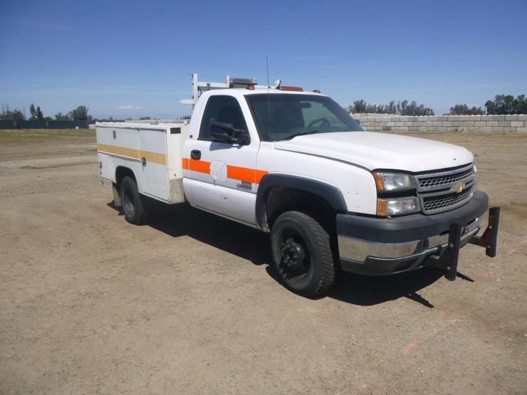 2005-chevrolet-3500-image-3