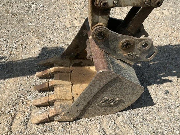 2017-takeuchi-tb240-image-34