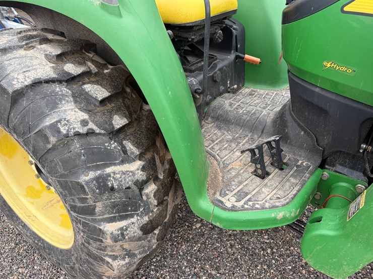 john-deere-4120-image-31
