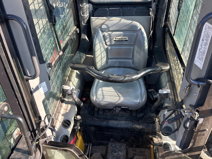 new-holland-l216-image-48