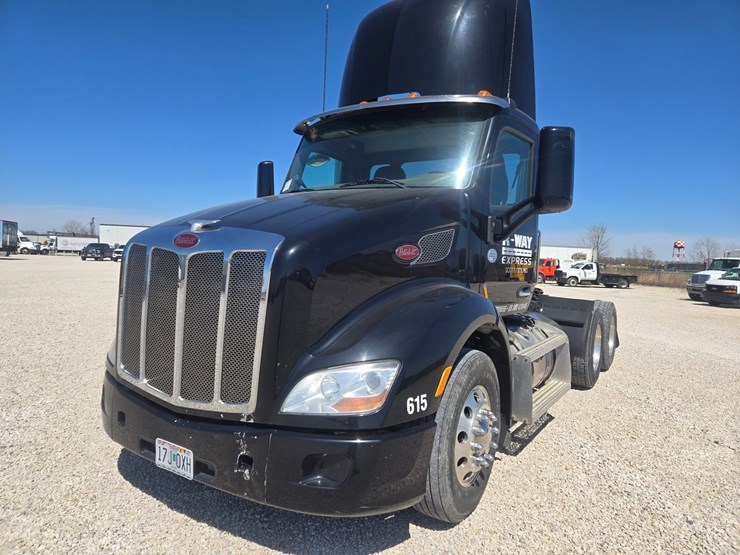 2016-peterbilt-579-image-1
