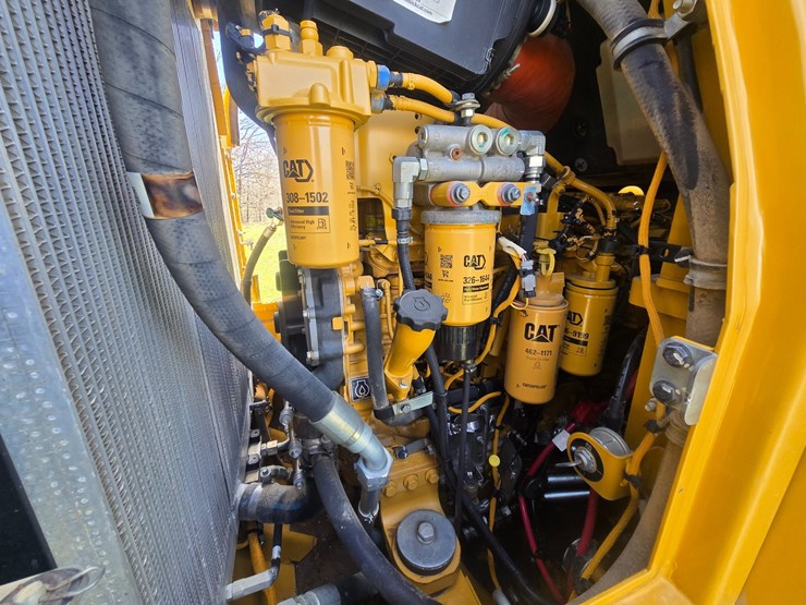 2014-caterpillar-953d-image-38