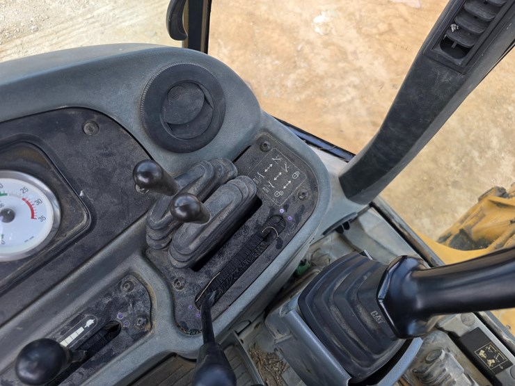 2005-caterpillar-420d-image-81