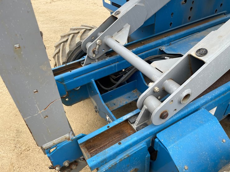 #7514-•-(s-2)-2012-genie-3369-rough-terrain-scissor-lift-image-55