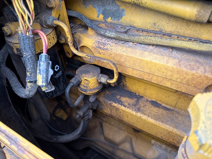 2005-deere-700j-xlt-image-26