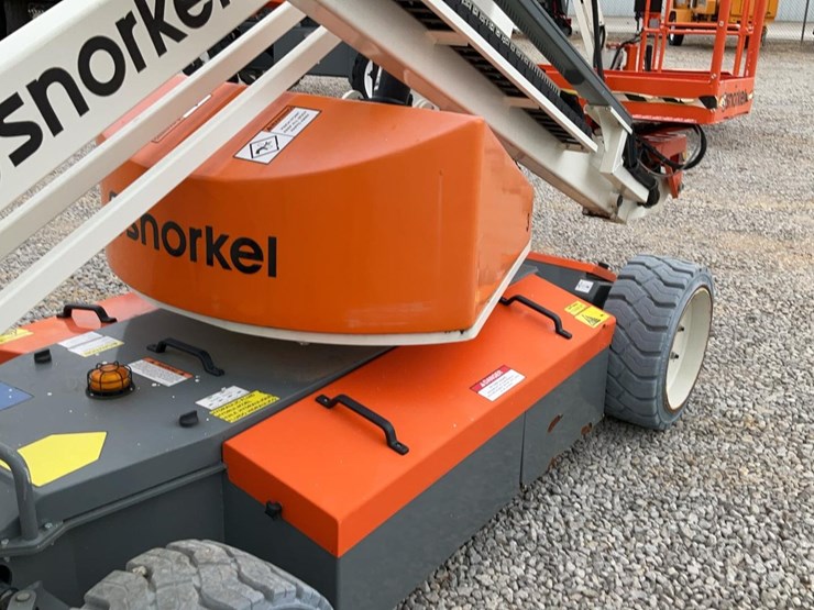 #310-•-2019-snorkel-38'-articulating-lift-image-24