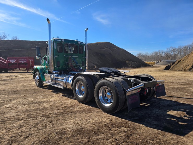 2019-peterbilt-567-image-11