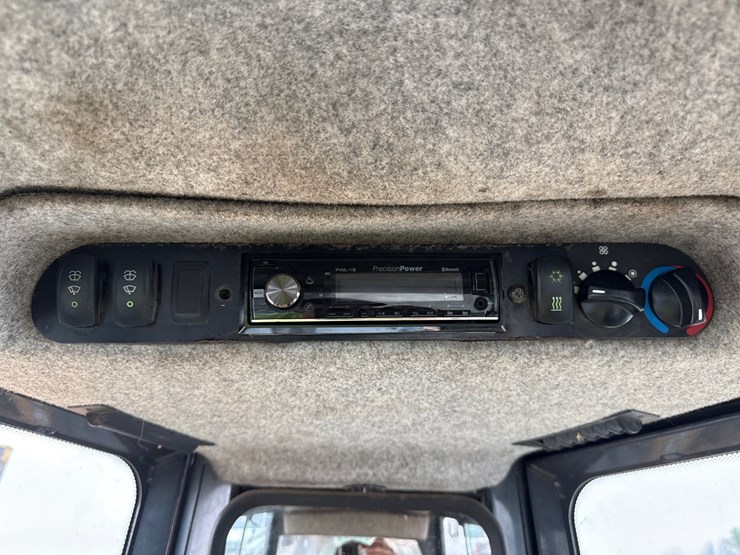 2005-deere-700j-xlt-image-39