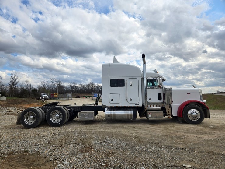 2000-peterbilt-379-image-23